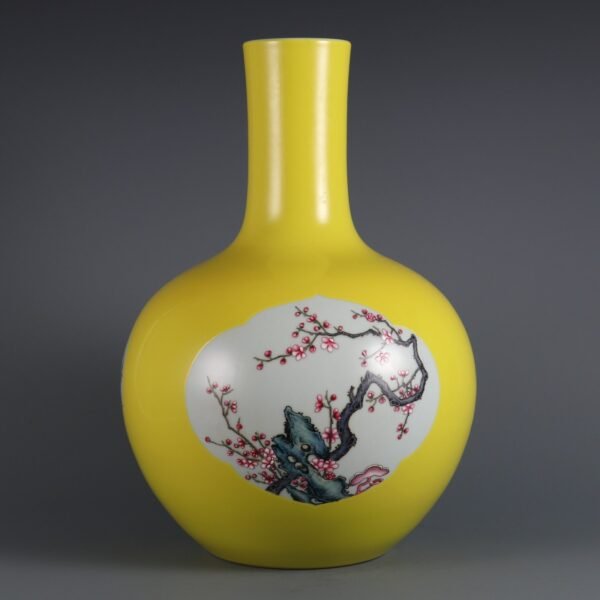Qing Dynasty Qianlong Lemon Yellow Glaze Openwork Powder Color Winter