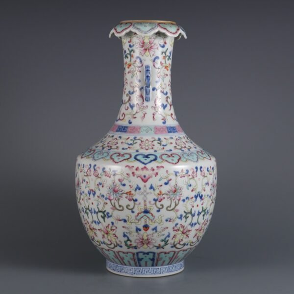 Qing Dynasty Qianlong period blue and white with pink enamel lotus double-ear flower mouth vase - Image 2