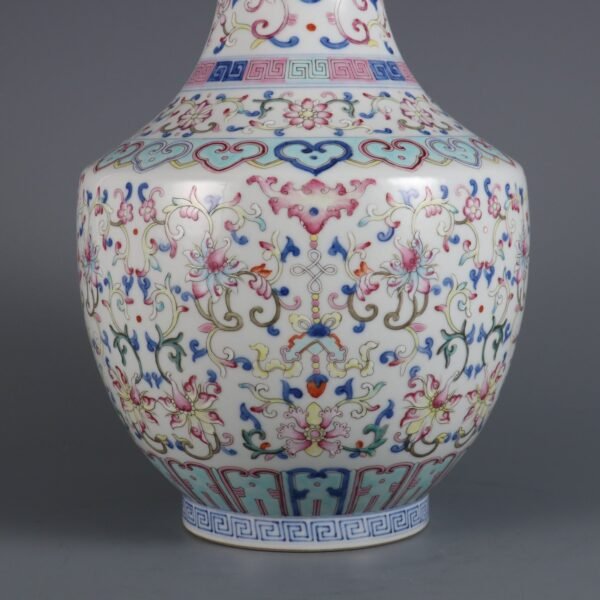 Qing Dynasty Qianlong period blue and white with pink enamel lotus double-ear flower mouth vase - Image 3