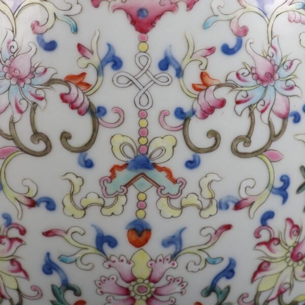 Qing Dynasty Qianlong period blue and white with pink enamel lotus double-ear flower mouth vase - Image 4