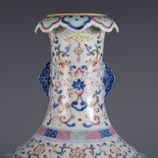 Qing Dynasty Qianlong period blue and white with pink enamel lotus double-ear flower mouth vase - Image 6