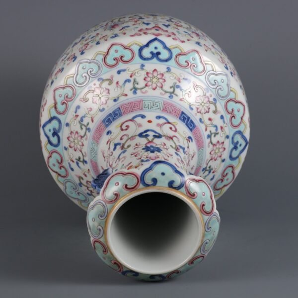 Qing Dynasty Qianlong period blue and white with pink enamel lotus double-ear flower mouth vase - Image 7
