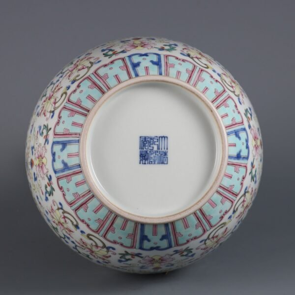 Qing Dynasty Qianlong period blue and white with pink enamel lotus double-ear flower mouth vase - Image 8