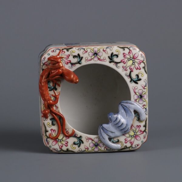 Qing Dynasty Jiaqing period famille rose West Chamber coiled dragon square washbasin - Image 6