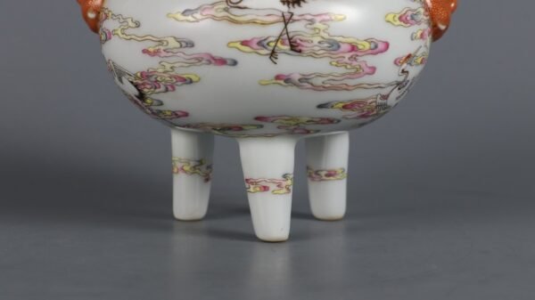 Qing Dynasty Qianlong period pink enamel cloud crane pattern three-legged furnace - Image 3