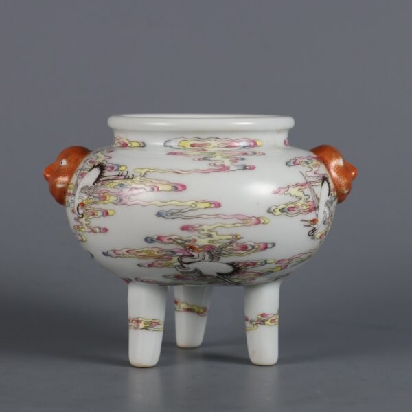 Qing Dynasty Qianlong period pink enamel cloud crane pattern three-legged furnace - Image 2