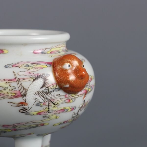 Qing Dynasty Qianlong period pink enamel cloud crane pattern three-legged furnace - Image 4