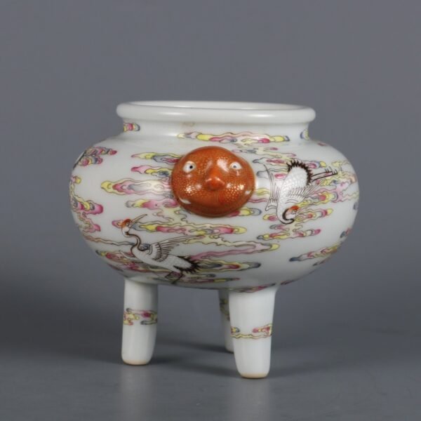 Qing Dynasty Qianlong period pink enamel cloud crane pattern three-legged furnace - Image 5