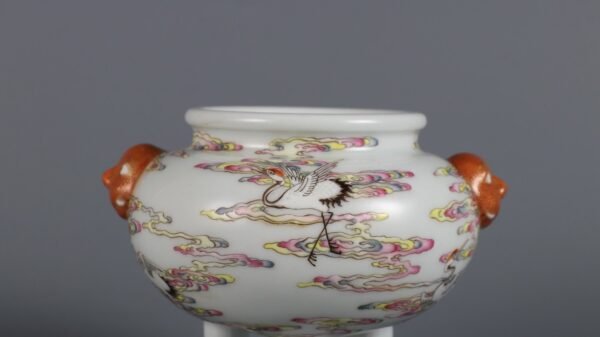 Qing Dynasty Qianlong period pink enamel cloud crane pattern three-legged furnace - Image 6