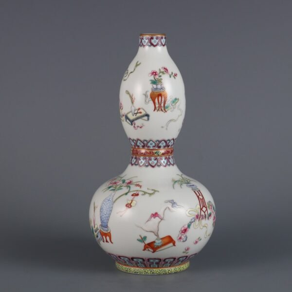 Qing Dynasty Qianlong period powder enamel gourd bottle