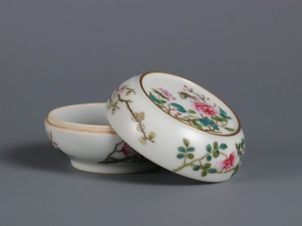 Qing Dynasty Yongzheng Period Pink Butterfly Love Flower Rouge Box - Image 2