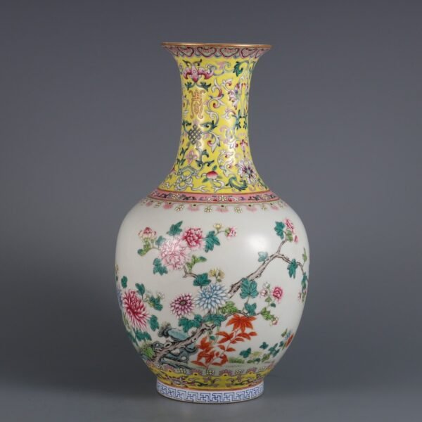 A pair of famille rose flower pattern vases made in the Qianlong period of the Qing Dynasty