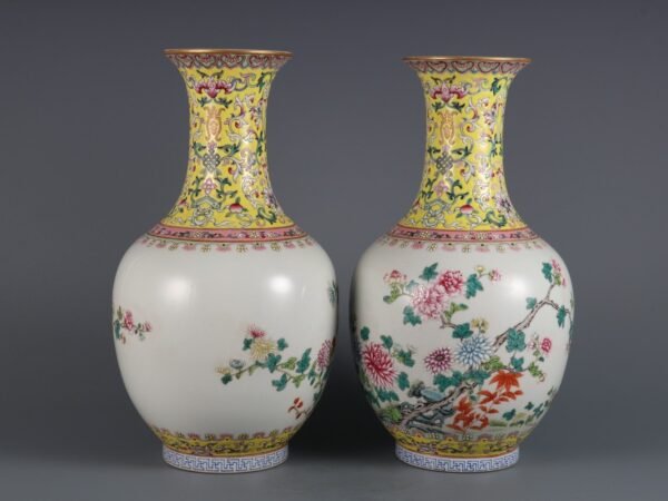 A pair of famille rose flower pattern vases made in the Qianlong period of the Qing Dynasty - Image 5