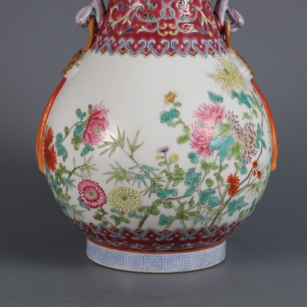 Qing Dynasty Qianlong period pink chrysanthemum pattern Ruyi ear vase - Image 4