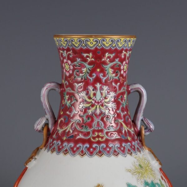 Qing Dynasty Qianlong period pink chrysanthemum pattern Ruyi ear vase - Image 5