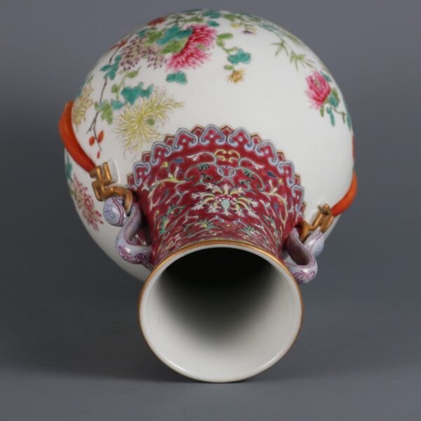 Qing Dynasty Qianlong period pink chrysanthemum pattern Ruyi ear vase - Image 6