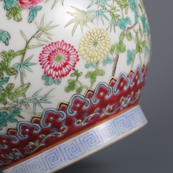 Qing Dynasty Qianlong period pink chrysanthemum pattern Ruyi ear vase - Image 7
