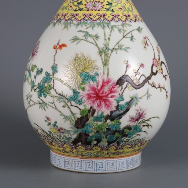 A pair of jade vases with floral patterns made in Qianlong Period of Qing Dynasty - Image 3