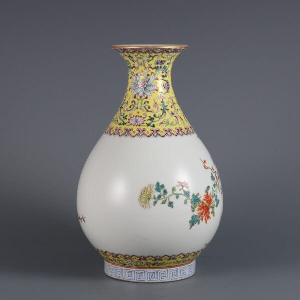 A pair of jade vases with floral patterns made in Qianlong Period of Qing Dynasty - Image 5