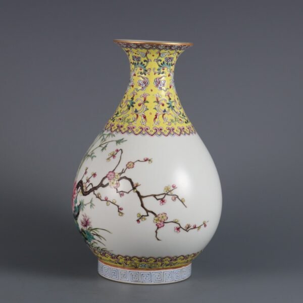 A pair of jade vases with floral patterns made in Qianlong Period of Qing Dynasty - Image 6