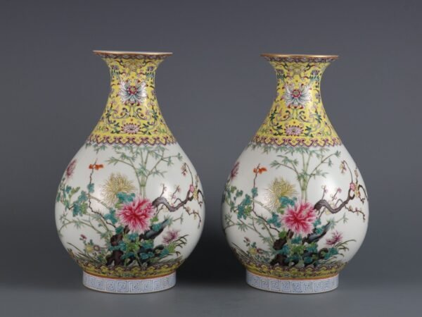 A pair of jade vases with floral patterns made in Qianlong Period of Qing Dynasty