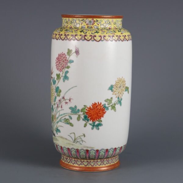 Qing Dynasty Qianlong period pink chrysanthemum pattern cylindrical vase - Image 2