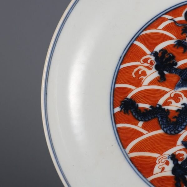 Qing Tongzhi Period Blue and White Plate with Alum Red Sea Dragon Pattern - Image 4