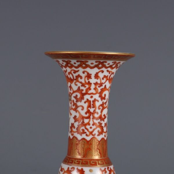 Alum red and gold-painted longevity-patterned vase made in the Qianlong period of the Qing Dynasty - Image 4
