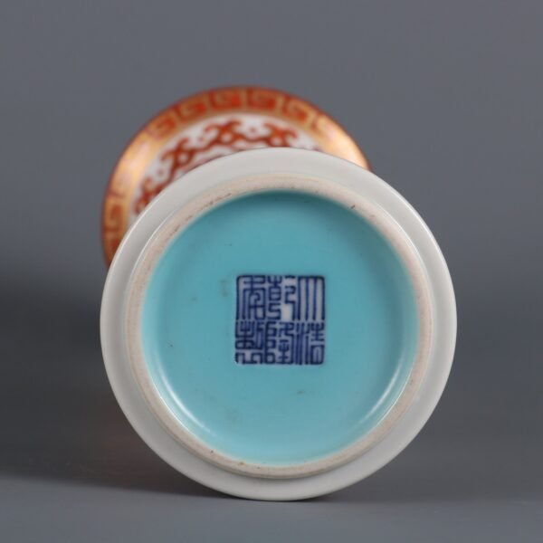 Alum red and gold-painted longevity-patterned vase made in the Qianlong period of the Qing Dynasty - Image 9