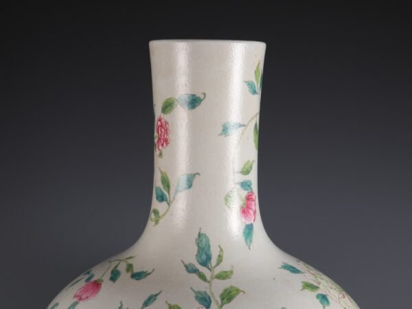 Large celestial globe vase with peony pattern made in Qianlong period of Qing Dynasty - Image 4