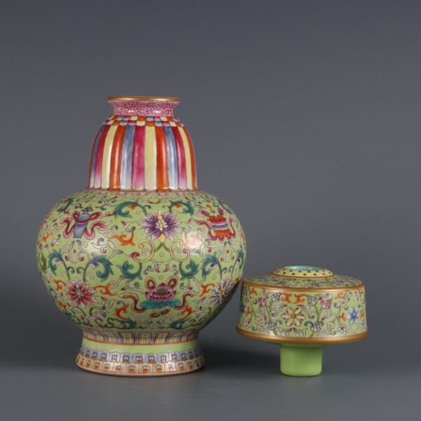 Qing Dynasty Jiaqing period green ground pink enamel winding eight treasures pattern Benba bottle