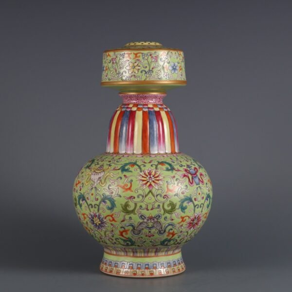 Qing Dynasty Jiaqing period green ground pink enamel winding eight treasures pattern Benba bottle - Image 2