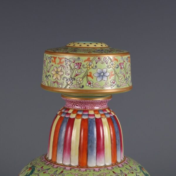 Qing Dynasty Jiaqing period green ground pink enamel winding eight treasures pattern Benba bottle - Image 3