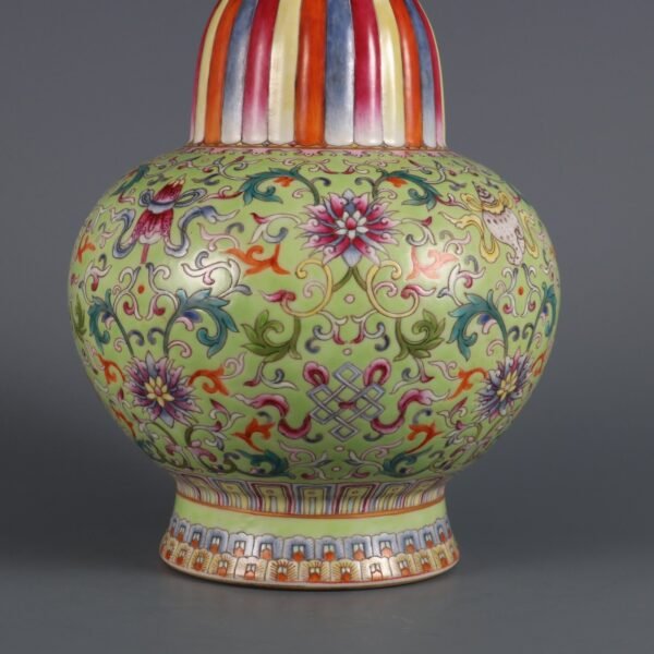 Qing Dynasty Jiaqing period green ground pink enamel winding eight treasures pattern Benba bottle - Image 4