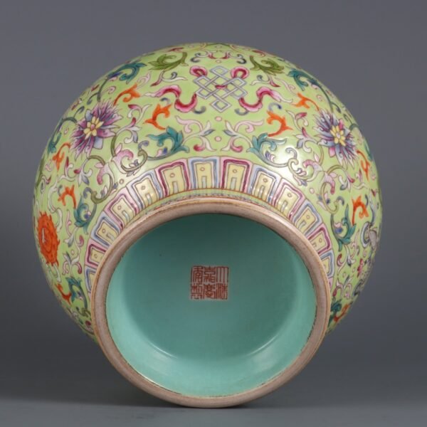 Qing Dynasty Jiaqing period green ground pink enamel winding eight treasures pattern Benba bottle - Image 6