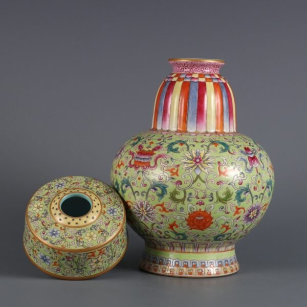Qing Dynasty Jiaqing period green ground pink enamel winding eight treasures pattern Benba bottle - Image 7