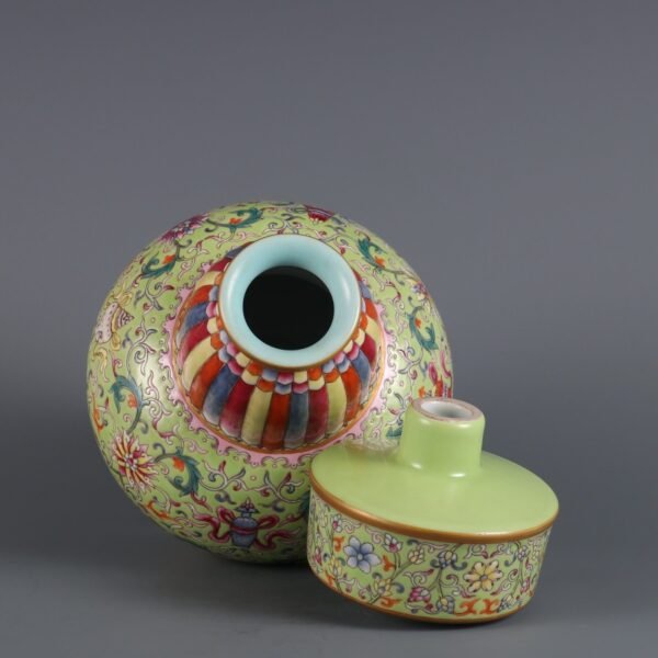 Qing Dynasty Jiaqing period green ground pink enamel winding eight treasures pattern Benba bottle - Image 8