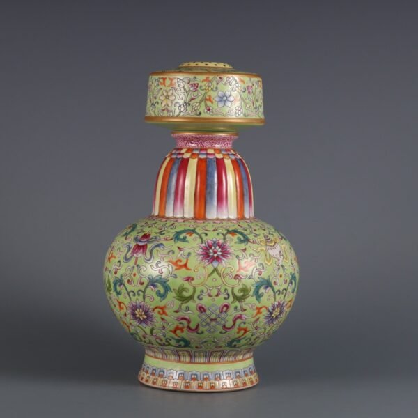 Qing Dynasty Jiaqing period green ground pink enamel winding eight treasures pattern Benba bottle - Image 9