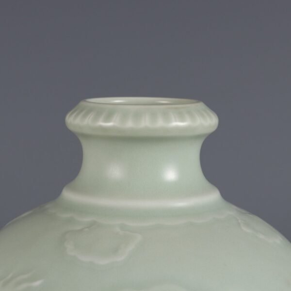 Qing Dynasty Yongzheng Period Bean Green Glaze Carved Kuilong Pattern Pomegranate Zun - Image 6