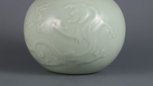 Qing Dynasty Yongzheng Period Bean Green Glaze Carved Kuilong Pattern Pomegranate Zun - Image 5