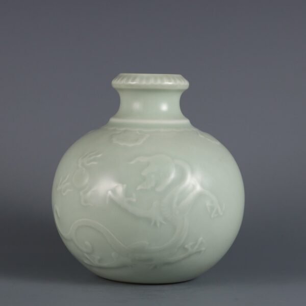 Qing Dynasty Yongzheng Period Bean Green Glaze Carved Kuilong Pattern Pomegranate Zun - Image 4
