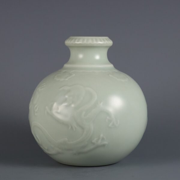 Qing Dynasty Yongzheng Period Bean Green Glaze Carved Kuilong Pattern Pomegranate Zun