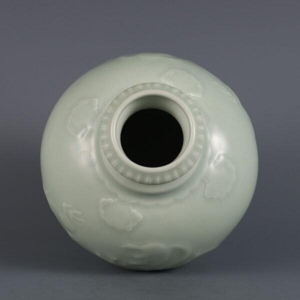 Qing Dynasty Yongzheng Period Bean Green Glaze Carved Kuilong Pattern Pomegranate Zun - Image 3