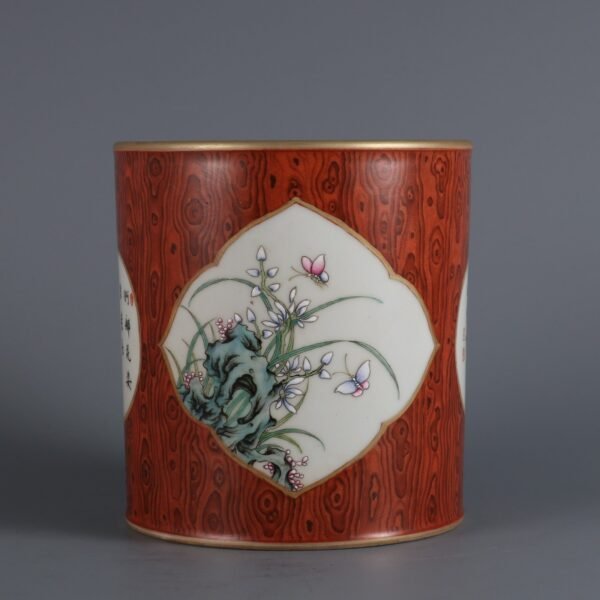 famille rose floral pattern pen holder made in the Qianlong period of the Qing Dynasty