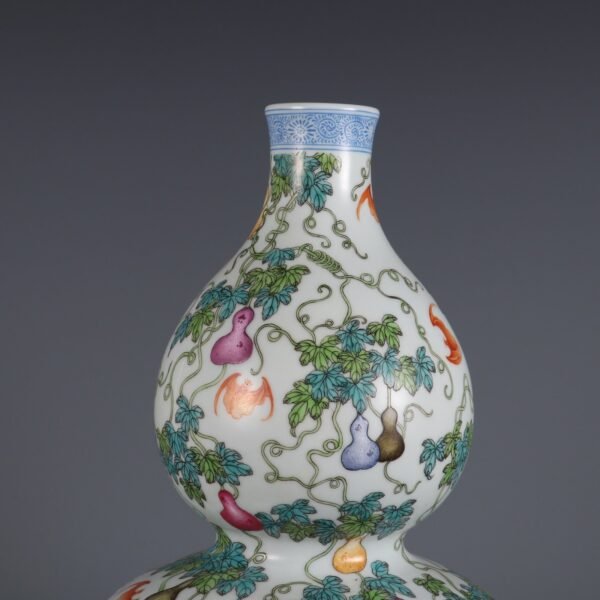 Qing Dynasty Qianlong period pink enamel gourd vase with fortune and luck pattern - Image 3