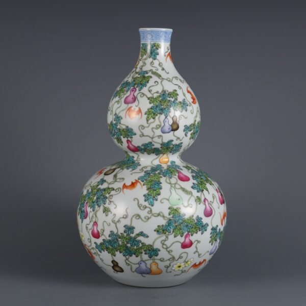 Qing Dynasty Qianlong period pink enamel gourd vase with fortune and luck pattern