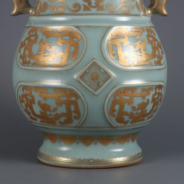 Qing Dynasty Qianlong period bean green glaze gold-painted Kuifeng pattern double-eared vase - Image 3