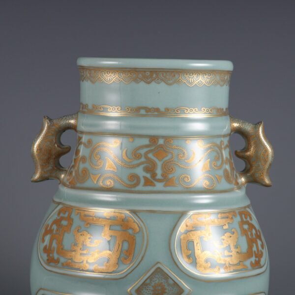 Qing Dynasty Qianlong period bean green glaze gold-painted Kuifeng pattern double-eared vase - Image 4