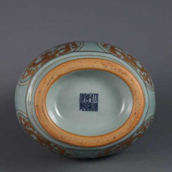 Qing Dynasty Qianlong period bean green glaze gold-painted Kuifeng pattern double-eared vase - Image 9