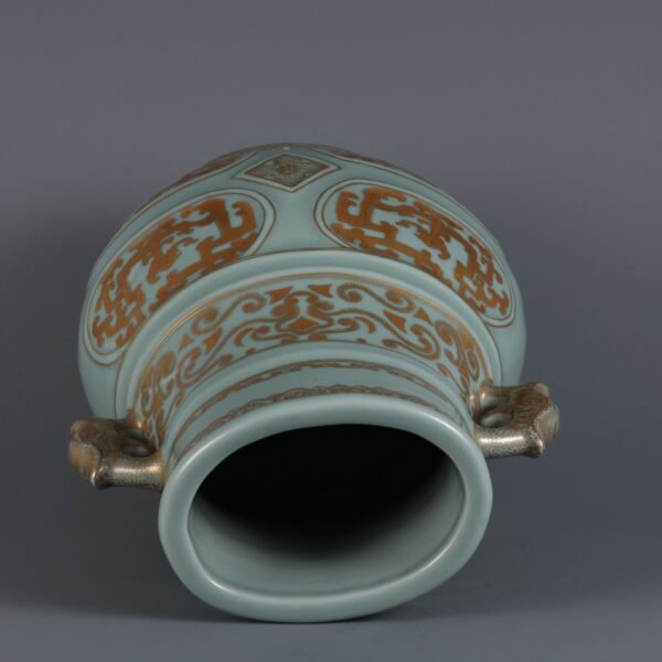 Qing Dynasty Qianlong period bean green glaze gold-painted Kuifeng pattern double-eared vase - Image 5